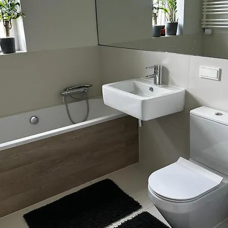 Maria Z Ogrodkiem I Parkingiem Apartment Srem