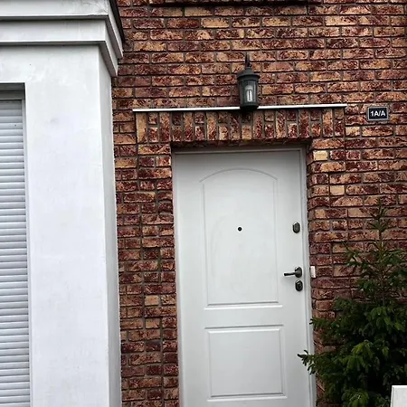 Maria Z Ogrodkiem I Parkingiem 스렘