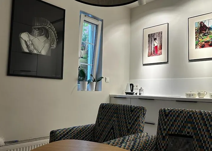 Maria Z Ogrodkiem I Parkingiem 스렘