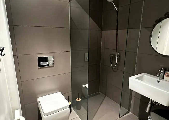 Maria Z Ogrodkiem I Parkingiem 스렘