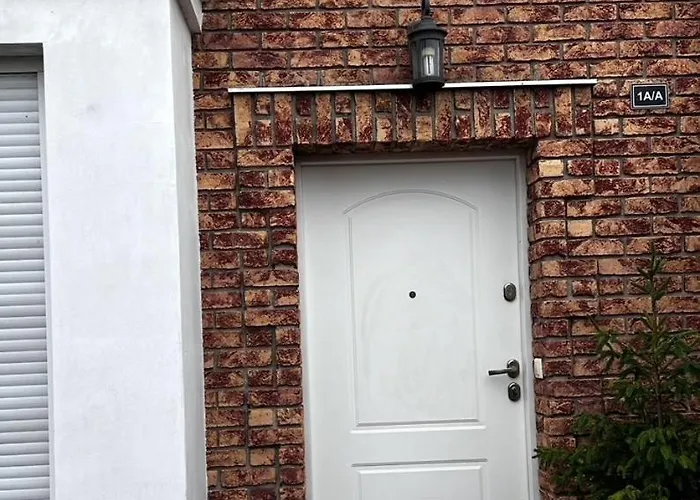 Maria Z Ogrodkiem I Parkingiem 스렘